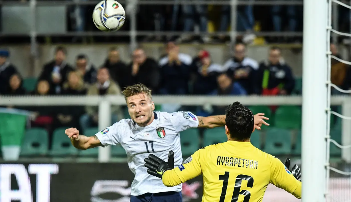 Proses gol sundulan yang dicetak striker Italia, Ciro Immobile ke gawang Armenia pada laga Kualifikasi Piala Eropa 2020 di Stadion Renzo Barbera, Palermo, Senin (18/11). Italia menang 9-1 atas Armenia. (AFP/Andreas Solaro)