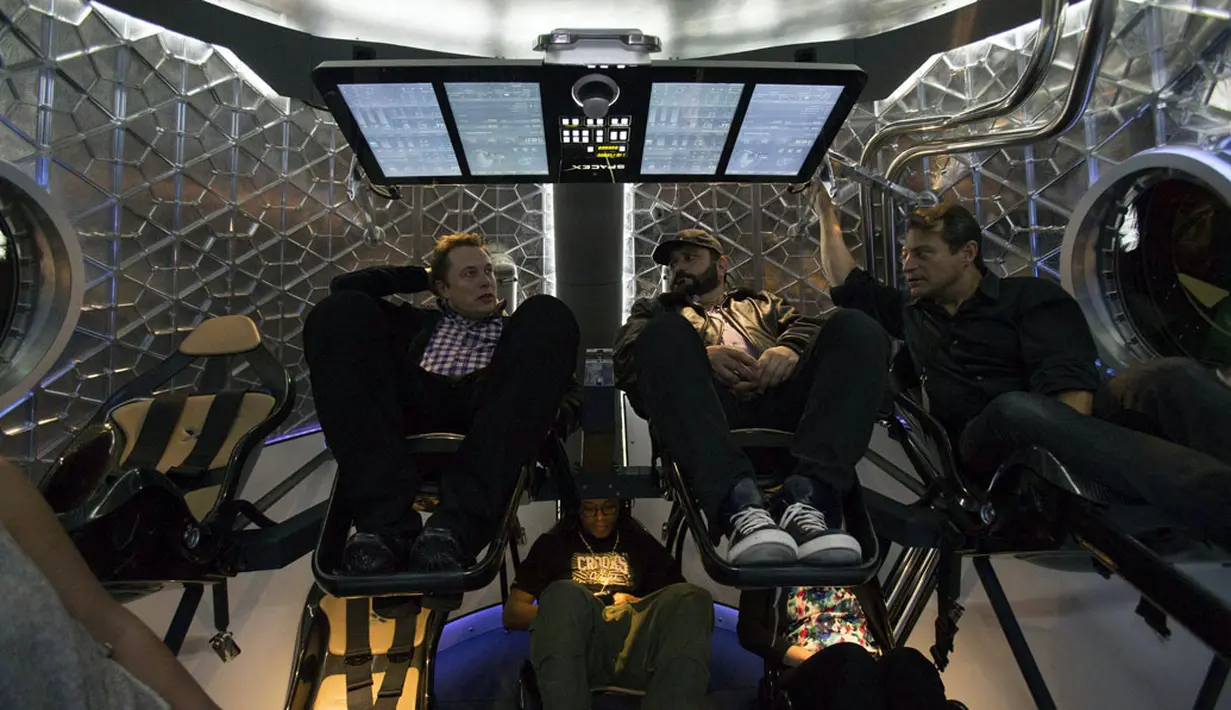 CEO SpaceX, Elon Musk (kiri) mengajak beberapa tamu merasakan kabin kapsul ruang angkasa SpaceX's Dragon V2 saat peresmian di Hawthorne, California, (29/5/2014). (REUTERS/Mario Anzuoni) 