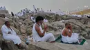 Umat Muslim berdoa di puncak bukit berbatu yang dikenal sebagai Jabal Rahmah atau Gunung Rahmat, di Dataran Arafah, selama ibadah haji tahunan di dekat kota suci Mekah, Arab Saudi, Selasa 26 Mei 2026. (AP Photo/Altaf Qadri)
