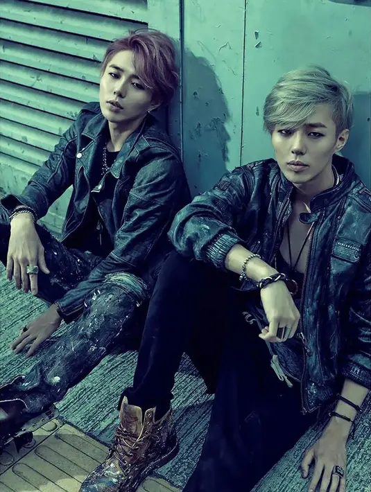 Soryong dan Daeryong merupakan saudara kembar pria pertama yang membentuk grup Kpop. Awalnya mereka menjadi trainee di JYP, akan tetapi mereka keluar dan debut di bawah agensi Woollim Entertainment. (Foto: koreaboo.com)