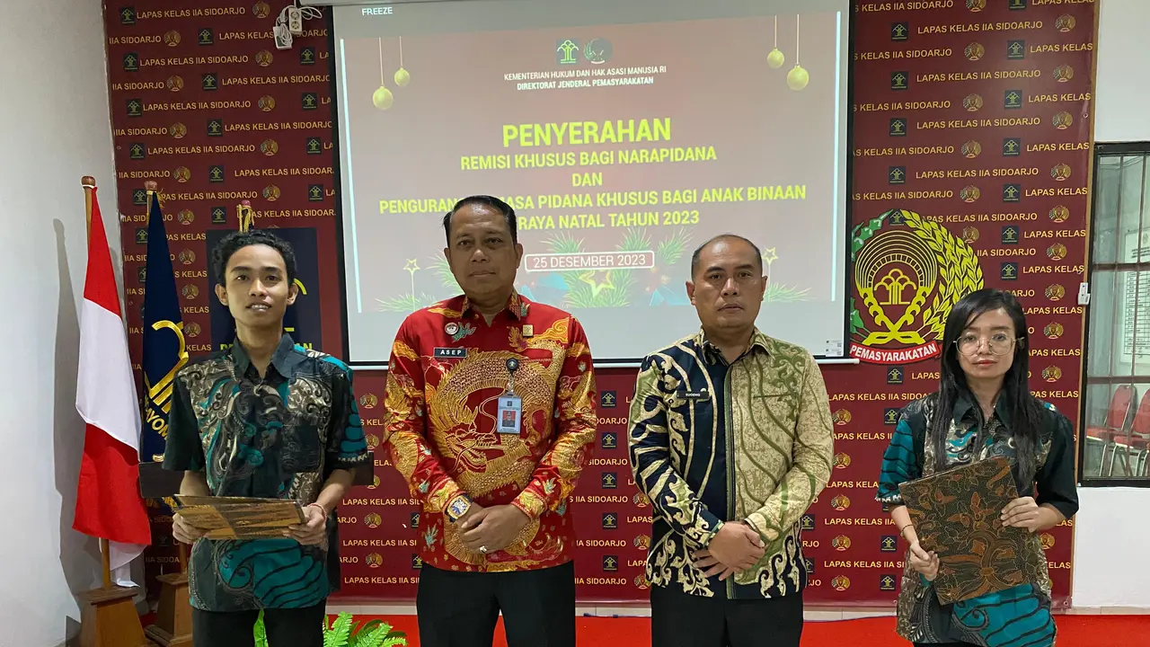 Sebanyak 358 narapidana beragama Kristen di Jawa Timur mendapatkan hak bersyaratnya berupa remisi khusus. Kepala Divisi (Kadiv) Pemasyarakatan Kanwil Kemenkumham Jawa Timur Asep Sutandar menyerahkan SK secara simbolis kepada dua perwakilan narapidana.