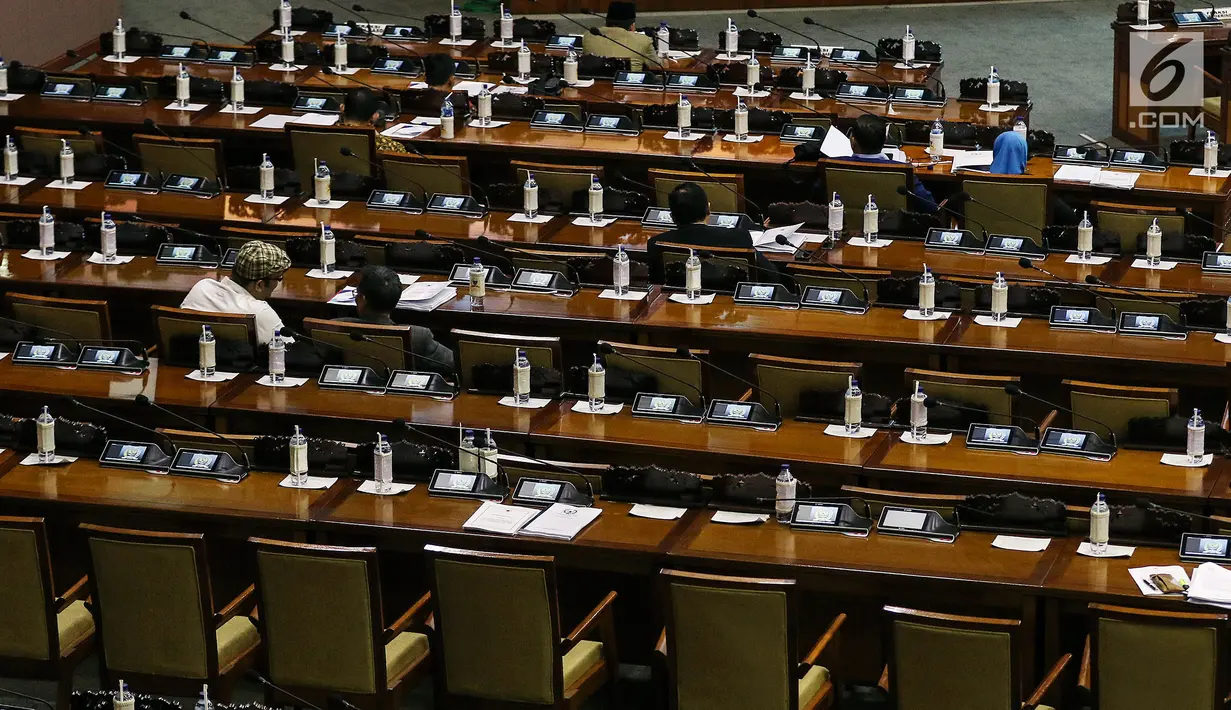 Anggota dewan mengikuti rapat paripurna ke-22 masa persidangan V Tahun 2018-2019 di Kompleks Parlemen, Jakarta, Selasa (16/7/2019). Salah satu agenda yang dibahas adalah pembacaan surat Presiden Joko Widodo atas pertimbangan permohonan amnesti untuk Baiq Nuril. (Liputan6.com/JohanTallo)