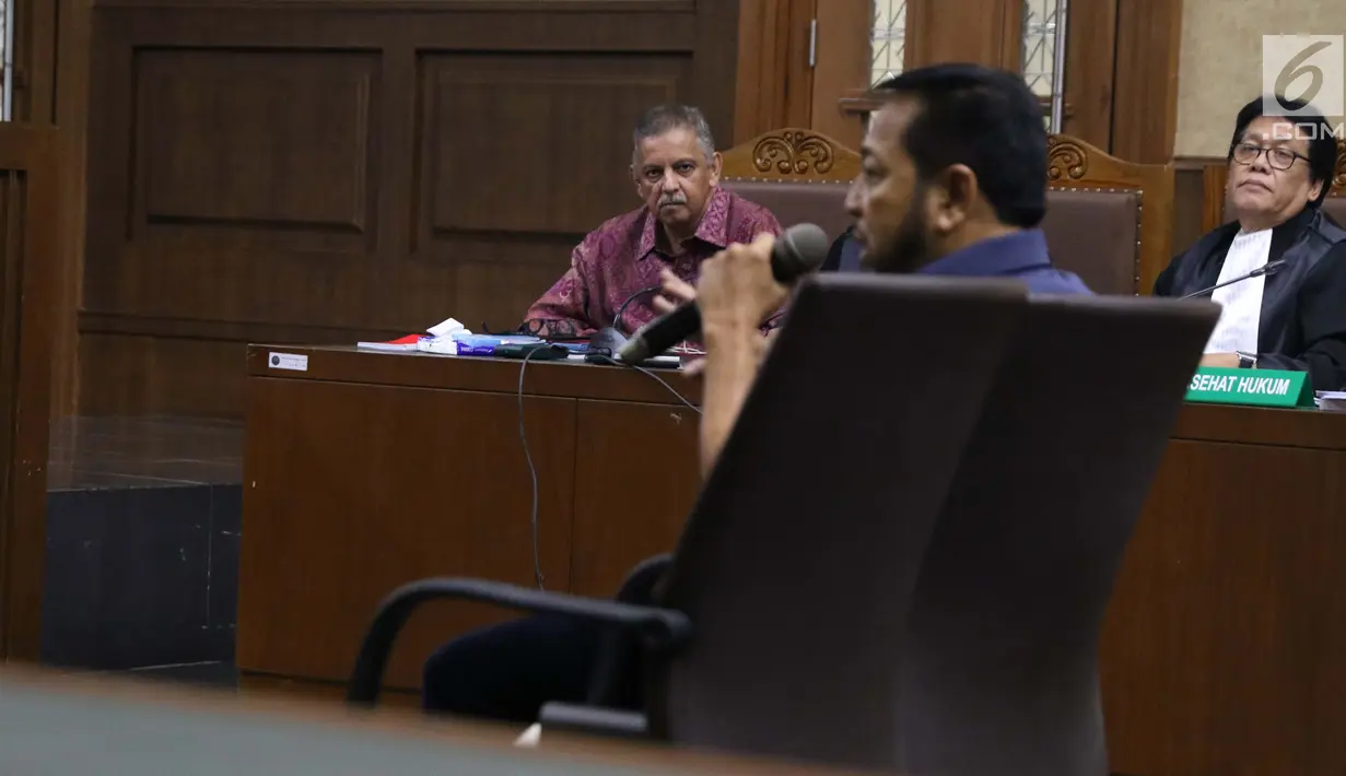Terdakwa dugaan suap proyek PLTU Riau-1 yang juga mantan Dirut PLN, Sofyan Basir (kiri) menyimak keterangan terpidana korupsi e-KTP, Setya Novanto yang menjadi saksi pada sidang di Pengadilan Tipikor, Jakarta, Senin (12/8/2019). Sidang mendengar keterangan saksi. (Liputan6.com/Helmi Fithriansyah)