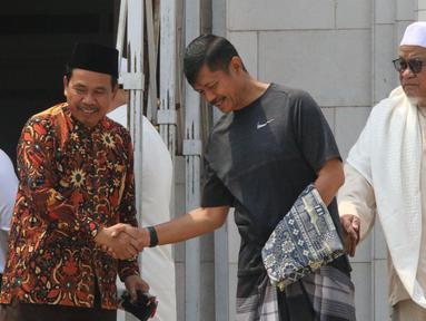 Pelatih timnas Indonesia U-22, Indra Sjafri usai lakukan salat Jumat di Mesjid Al Serkal, Phnom Penh, Kamboja, Jumat (22/2). Beberapa skuat Timnas Indonesia U-22 melakukan ibadah Salat jelang laga ketiga Piala AFF U-22 2019. (Bola.com/Zulfirdaus Harahap)
