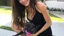 Senyum manis Paola Paulin saat berpose dengan seekor anjing. Kedekatan Paola Paulin dan Justin Bieber hingga kini masih belum ada konfirmasi langsung dari kedua belah pihak terkait kabar tersebut. (Instagram/@paola_paulin)