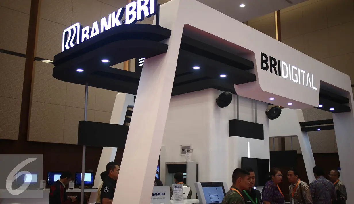 Sejumlah pengunjung saat mendatangi satu stand pameran di Indonesia Fintech Festival & Conference 2016 di Tangerang, Selasa (30/8). Fintech merupakan industri jasa keuangan berbasis teknologi digital. (Liputan6.com/Faizal Fanani)