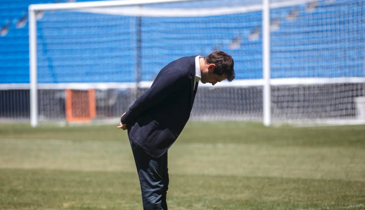 Iker Casillas membungkukan badannya kepada para suporter Real Madrid di Stadion Santiago Bernabeu, Senin (13/7/2015). Real Madrid akhirnya menggelar seremoni kepergian pemain berjuluk Saint Iker itu. (REUTERS/Andrea Comas) 