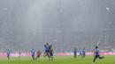 Suasana stadion yang diguyur hujan saat Bayern Munchen melawan Laverkusen pada laga Bundesliga di Allianz Arena, Munich,  (18/8/2017). Bayern menang 3-1. (AFP/Guenter Schiffmann)