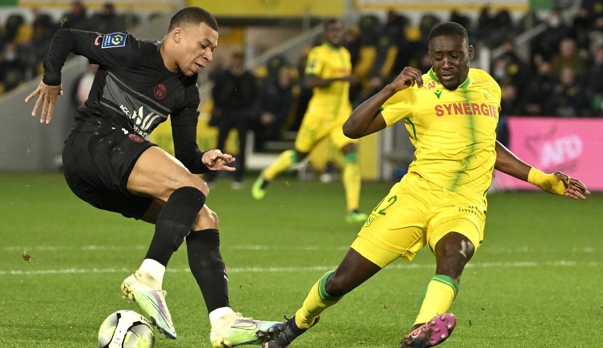 Di akhir babak pertama Nantes nyaris kehilangan bek Dennis Appiah. Hukuman kartu merah langsung akibat pelanggaran terhadap Kylian Mbappe ditukar dengan kartu kuning usai wasit meninjau VAR. (AFP/Loic Venance)