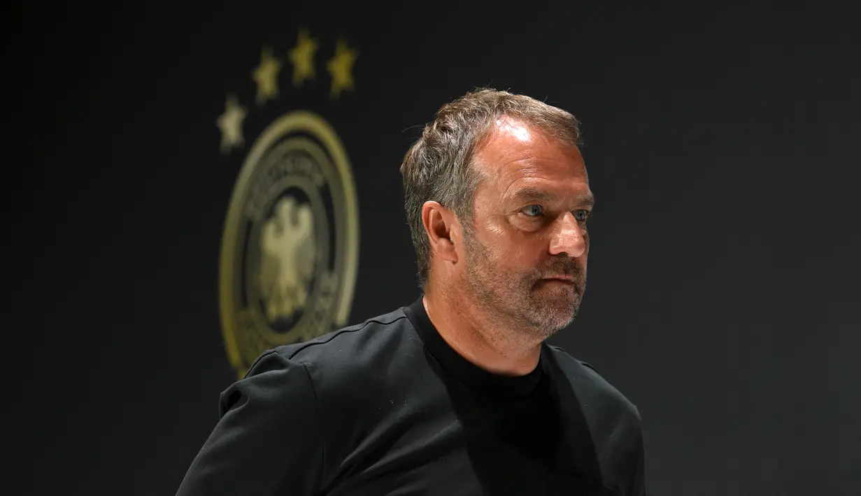 Hansi Flick akan menggantikan posisi Joachim Loew sebagai pelatih Timnas Jerman di Piala Dunia 2022 Qatar. Ia memiliki catatan yang cukup mentereng dengan membawa Bayern Munchen memenangi Treble Winner saat musim pertamanya menjadi juru taktik Die Roten. Sejak ditunjuk sebagai pelatih Der Panzer pada Agustus 2021, skuat asuhan Flick belum pernah merasakan kekalahan. (AFP/Christof Stache)