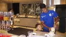 Pemain Persib, Achmad Jufriyanto, saat sarapan pagi bersama anaknya di Hotel Fairmont jelang Final Piala Presiden 2015, Minggu (18/10/2015) pagi WIB. (Bola.com/Vitalis Yogi Trisna)