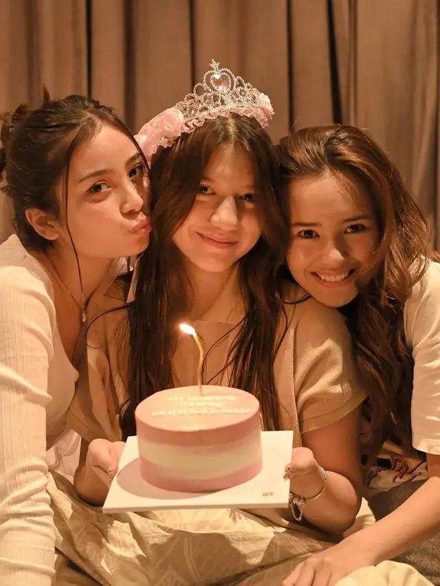 Momen Ulang Tahun Cassandra Lee yang Ke-20, Dirayakan Bersama Sahabat. (Sumber: Instagram/cassandraslee)