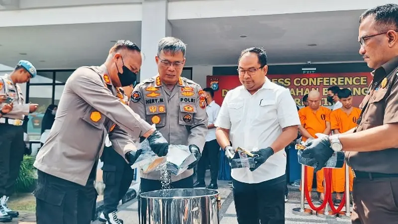 Pemusnahan barang bukti tindak pidana narkoba jenis sabu di Polda Riau.