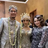 Rossa pun hadir mengenakan dress lengan panjang warna hitam sambil membawa mini bag. [@itsrossa910]