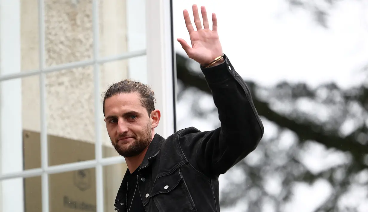 Kalau ingin pemain gratisan, Liverpool bisa mengejar Adrien Rabiot yang saat ini tidak memiliki klub. Pemain berusia 29 tahun tersebut telah membuktikan kemampuannya sebagai gelandang sangat baik untuk bermain di level teratas. Dia kabarnya tertarik berkarier di Premier League. (FRANCK FIFE / AFP)