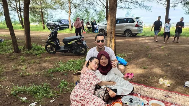 6 Momen Liburan Zaskia Gotik Bersama Keluarga Besar Suami, Penuh Kehangatan
