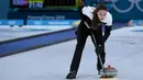 Atlet Curling dari Rusia Anastasia Bryzgalova saat berlaga dalam Olimpiade Musim Dingin 2018 di Gangneung, Korea Selatan (13/2). (AFP Photo / Wang Zhao)