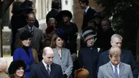 Kate Middleton, Pangeran William, Meghan Markle, dan Pangeran Harry yang membungkuk ketika mereka melihat Ratu Elizabeth II pergi setelah kebaktian gereja Hari Natal tradisional Keluarga Kerajaan di Gereja St Mary Magdalene di Sandringham, Norfolk, Inggris timur, pada 25 Desember 2017. (ADRIAN DENNIS / AFP)