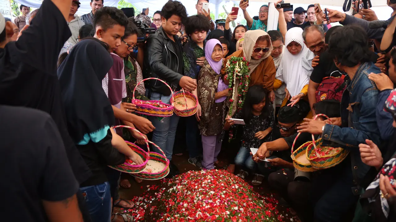 [Bintang] Pemakaman Yon Koeswoyo