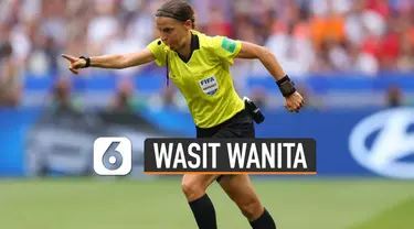 Sosok asal Prancis ini mencatatkan sejarah sebagai wasit wanita pertama pemimpin laga Liga Champions.