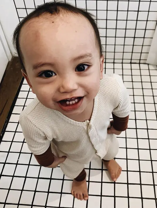 Melalui akun Instagram miliknya, Rachel Vennya juga kerap mengunggah potret biru yang sangat lucu. Seperti ketika Biru tersenyum melihat kamera dengan menggenakan pakaian berwarna coklat muda ini. (Liputan6.com/IG/rachelvennya)