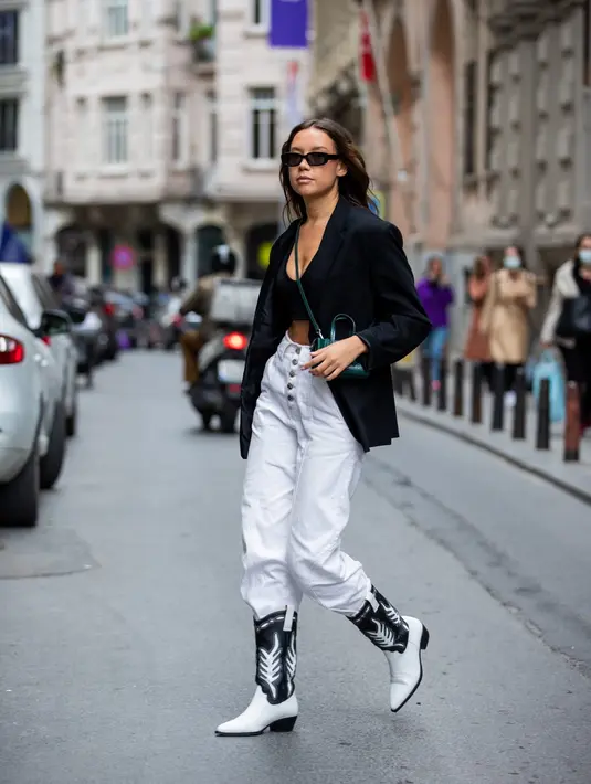 Sepatu platform atau sneakers juga bisa menciptakan tampilan yang menarik dan menyenangkan jika dipadu dengan baggy jeans kesayanganmu. Yang mana akan kamu coba, Sahabat FIMELA? Foto: instyle.com.