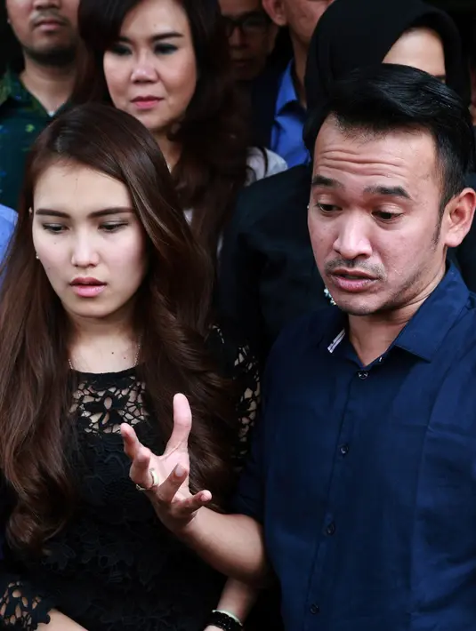 'Pelakunya masih muda, lulusan SMK. Kan sayang bangat melakukan hal ini. Jadi saya harap sih enggak ada yang kejadian seperti ini lagi,' tambah pelantun ‘Sik Asik’ ini. (Wimbarsana Kewas/Bintang.com)