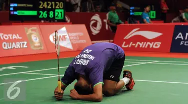 Pebulutangkis tunggal putra Indonesia, Tommy Sugiarto menunduk usai dikalahkan Wei Nan (Hongkong) di Total BWF World Championships 2015 di Jakarta, Rabu (12/8/2015). Tommy kalah 24-26, 21-8, 20-22. (Liputan6.com/Helmi Fithriansyah)