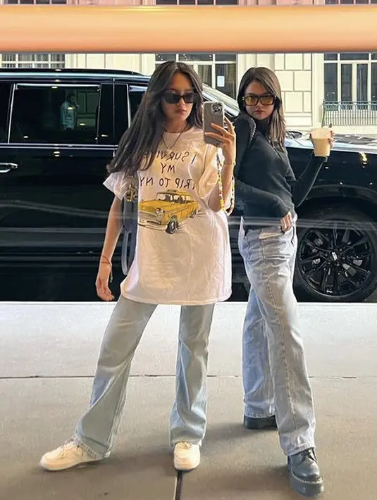 <p>Keduanya pun tampil bois, Beby dengan tshirt putih oversize dipadukan celana denim. Sedangkan sang adik mengenakan long slevee hitam dikombinasikan celana denim.&nbsp;@bebytsabina</p>