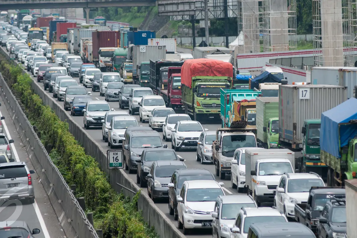 Libur Panjang, Dua Arus Tol Jakarta - Cikampek Macet