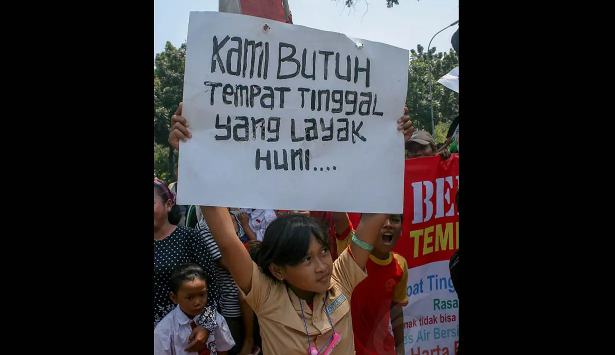 Dalam aksinya mereka menuntut rumah susun yang dijanjikan Jokowi, Jakarta, (22/9/14). (Liputan6.com/Faizal Fanani)