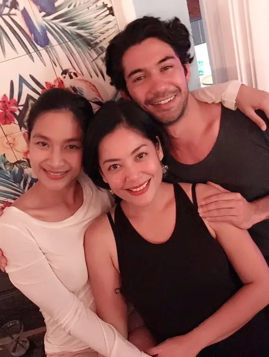 Mereka kerap menghabiskan waktu bersama. Bagi Happy Salma, Lulu Tobing sudah seperti saudaranya sendiri. (Foto: instagram.com/happysalma)