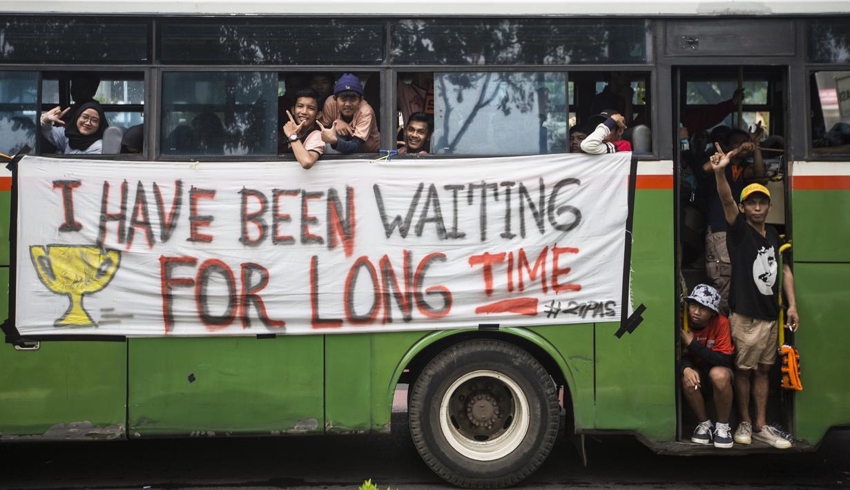 Suporter Persija Jakarta, The Jakmania, saat akan menonton laga Liga 1 melawan Mitra Kukar di Senayan, Jakarta, Minggu (9/12). Persija berpeluang besar menjadi juara jika berhasil menang. (Bola.com/Vitalis Yogi Trisna)