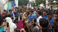 Sandiaga Uno mendatangi para pedagang di Pasar Legi Songgolangit, Ponorogo, Jumat 21 Desember 2018. (Liputan6.com/Dian Kurniawan)