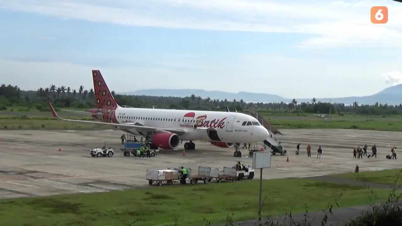 Penumpang pesawat terbang di Bandara Banyuwangi terlihat mulai ramai , paca dihapusnya syarat rapid tets antigen dan PCR oleh pemerintah. (Hermawan Arifianto/Liputan6.com)