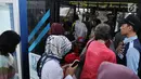 Para penumpang berebut masuk ke dalam bus Transjakarta koridor 13 rute Tendean-Ciledug, Jakarta, Minggu (13/8). Layanan gratis ini sekaligus sosialisasi kepada masyarakat bahwa jalan layang khusus Transjakarta telah rampung. (Liputan6.com/Herman Zakharia)