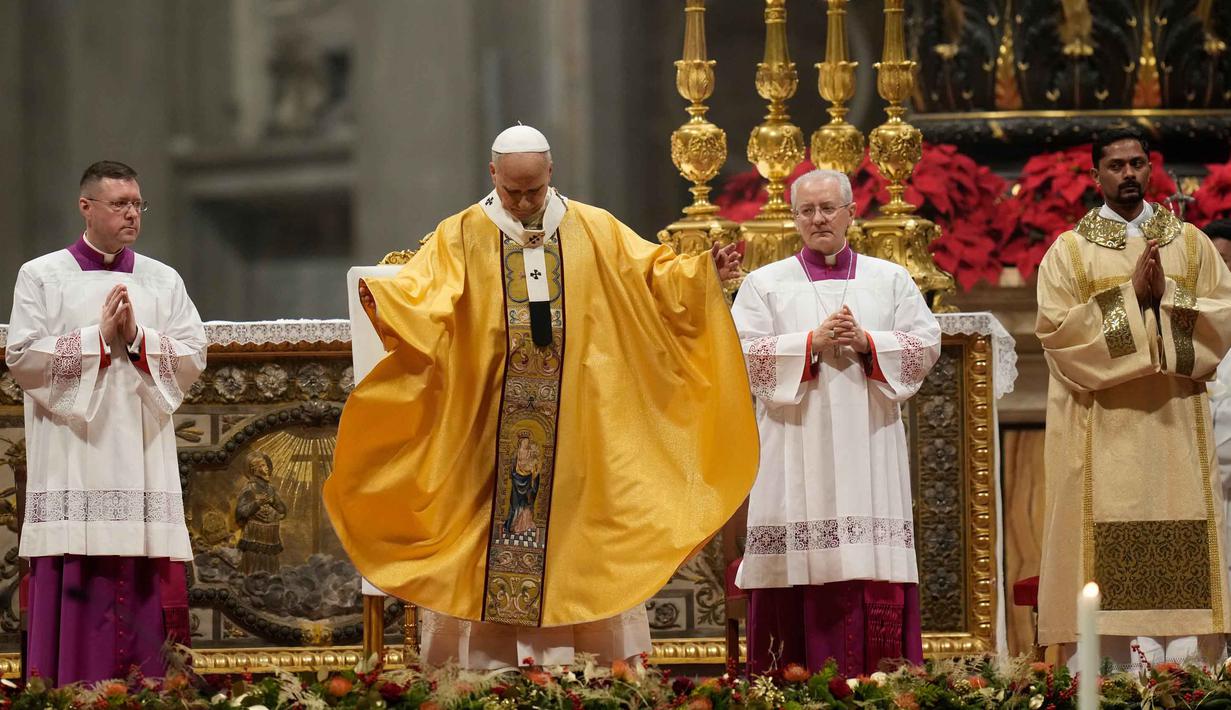 Paus Leo XIV menegaskan bahwa Natal merupakan perayaan iman, kasih, dan harapan. Tampak dalam foto, Paus Leo XIV merayakan Misa Malam Natal di Basilika Santo Petrus, Vatikan, Rabu 24 Desember 2025. (AP Photo/Gregorio Borgia)