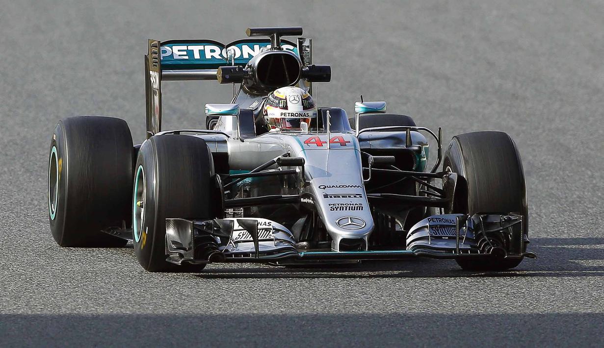 Lewis Hamilton dari Mercedes memacu mobilnya dengan kecepatan maksimum adalah 1m25,051s dari 90 lap pada sesi tes pramusim kedua di Sirkuit Catalunya, Barcelona, selasa (2/3/2016) malam WIB. (EPA/Andreu Dalmau)