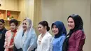 Melengkapi tampilannya, Prilly mengenakan bawahan kain batik coklat. Serta stiletto heels warna hitam. [@omara.esteghlal]