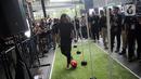 Legenda sepak bola Juventus Edgar Davids menunjukkan skill bermain bola saat menghadiri pembukaan Juventus Village di Lippo Mall Kemang, Jakarta Selatan, Jumat (27/1/2023). Juventus Village yang dibuka pada 27-29 Januari 2023 bakal memanjakan fans dengan beragam acara seperti meet and greet dengan Edgar Davids, pameran trofi dan replika ruang ganti hingga game-game menarik. (Liputan6.com/Faizal Fanani)