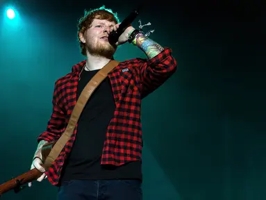 Penyanyi Ed Sheeran saat tampil di Festival Glastonbury di Worthy Farm, di Somerset, Inggris (25/6). Solois sekaligus pencipta lagu, Ed Sheeran menjadi salah satu headliner paling ditunggu di Glastonbury Festival 2017. (Photo by Grant Pollard/Invision/AP)