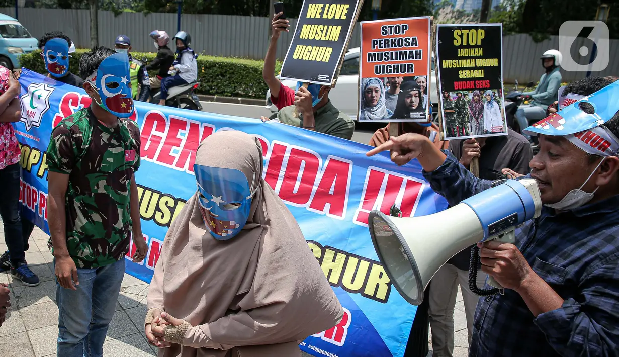 Massa Aliansi Mahasiswa Islam berunjuk rasa di depan Kantor Kedutaan Besar Republik Rakyat China, Jakarta, Kamis (25/3/2021). Massa menuntut pemerintah China lewat kedutaan besarnya di Indonesia segera menghentikan penyiksaan, penyanderaan, dan pemerkosaan muslim Uighur. (Liputan6.com/Faizal Fanani)