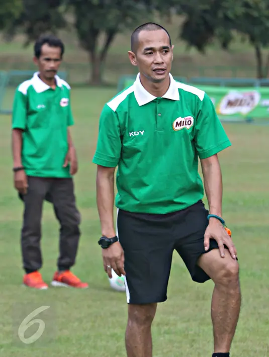 Mantan pemain Timnas Indonesia Kurniawan Dwi Yulianto saat memberi pelatihan sepakbola di MILO Camp, Wisma Padepokan Voli Sentul, Jawa Barat, Senin (18/4). (Liputan6.com/Immanuel Antonius)