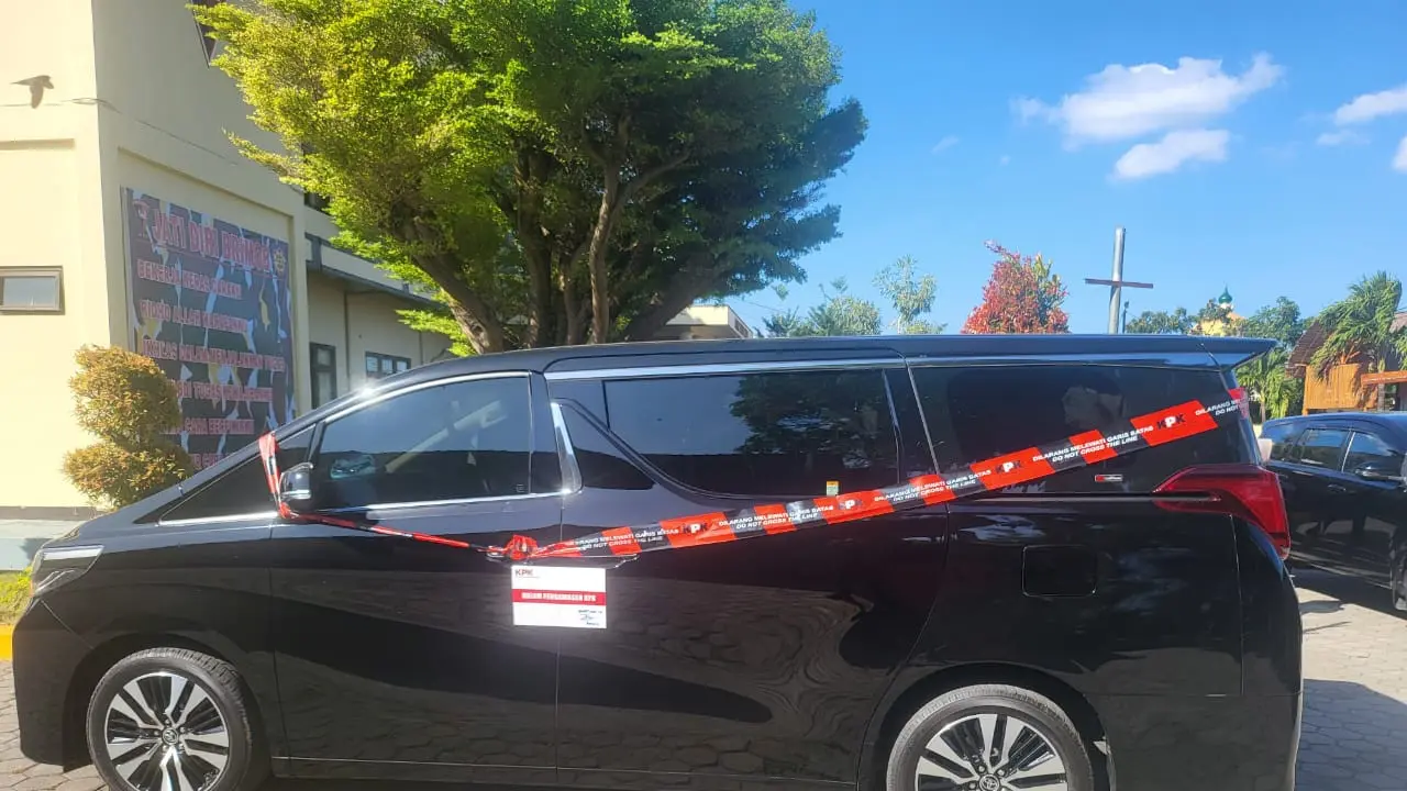 Komisi Pemberantasan Korupsi (KPK) menyita satu unit mobil Toyota Alphard saat penggeledahan dalam perkara dugaan suap dan gratifikasi yang menjerat Bupati Lombok Barat, Lalu Ahmad Zaini (LAZ) (Istimewa)