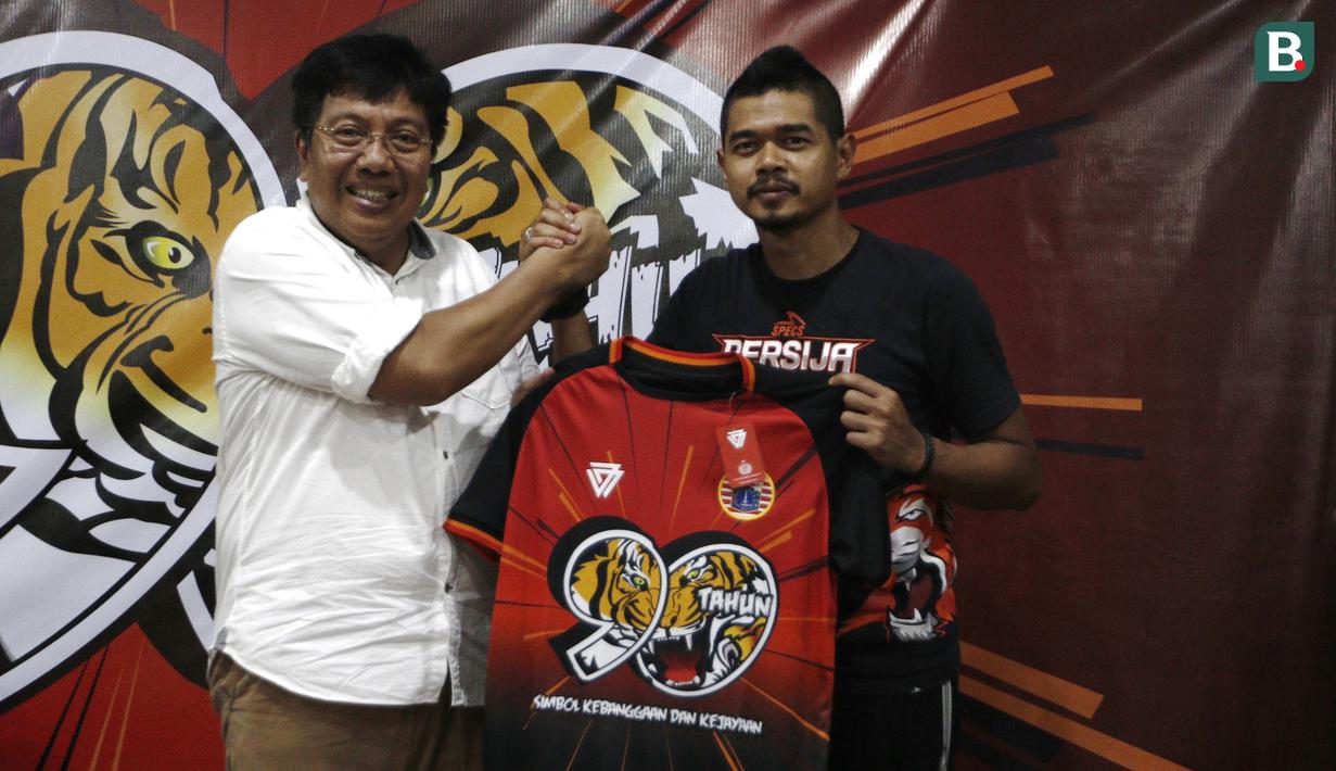 Direktur Utama Persija Jakarta, Gede Widiade, bersama Bambang Pamungkas menunjukan jersey 90 tahun saat acara syukuran di Kantor Persija, Jakarta. Acara ini merupakan peringatan hari jadi Persija ke-90. (Bola.com/Yoppy Renato)