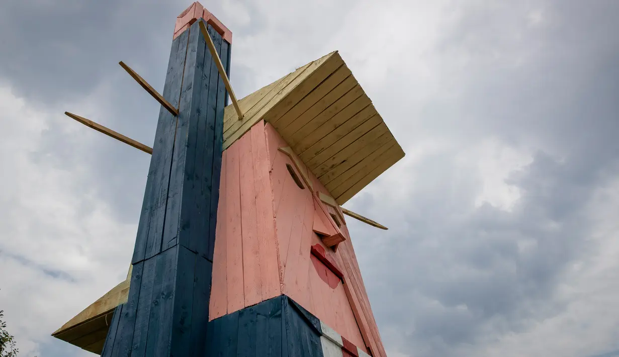 Sebuah patung kayu yang menyerupai Donald Trump didirikan di Sela pri Kamniku, kawasan utara Slovenia, 30 Agustus 2019. Patung Liberty versi Trump karya Tomaz Schlegl tersebut hanya boleh berdiri selama dua bulan dan akan dibakar pada 31 Oktober, atau Halloween. (AP/Darko Bandic)