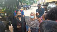 Para korban melaporkan kasus penipuan online shop sembako minyak goreng ke Polres Metro Depok. (Liputan6.com/Dicky Agung Prihanto)