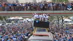 Pemain dan suporter Gremio merayakan keberhasilan meraih juara Copa Libertadores dengan pawai di Porto Alegre, Brasil, Kamis (30/11/2017). Gremio menjadi juara Copa Libertadores setelah mengalahkan Lanus dengan skor agregat 3-1. (AFP/Itamar Aguiar)