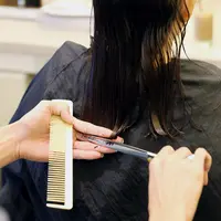 Ilustrasi sedang memotong rambut. (via: Galih W. Satria/Bintang.com)