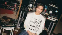 Iqbaal Ramadhan akan mengawali 2025 dengan film Perayaan Mati Rasa. Ia buka suara soal sukses di usia belasan hingga gaya rambut ala Nike Ardilla. (Foto: Dok. Instagram @iqbaal.e)